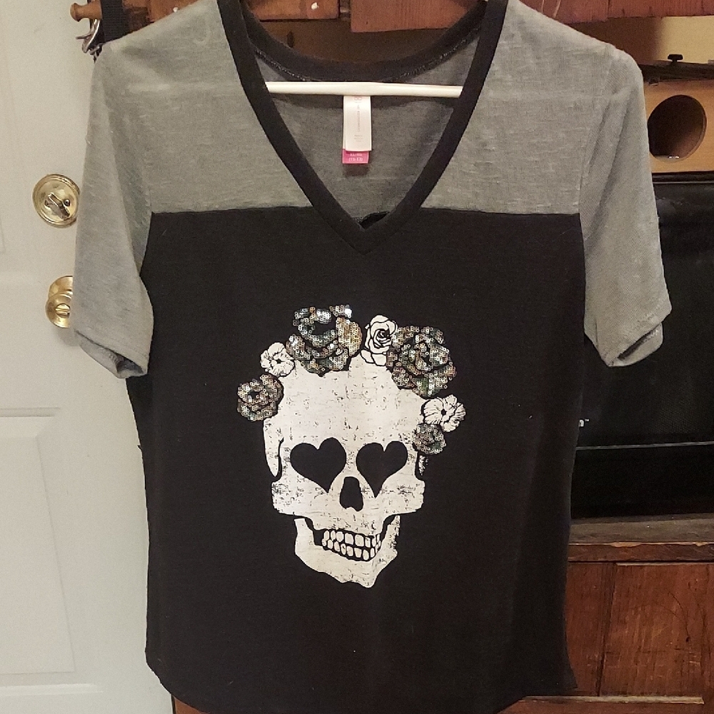 Black and Gray Skull Graphic Women's Top w/sequins.
